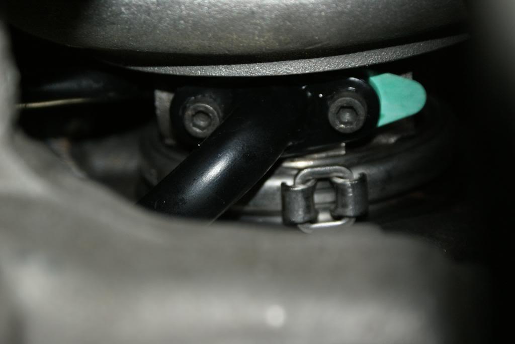 Volvo S60R turbo oil line