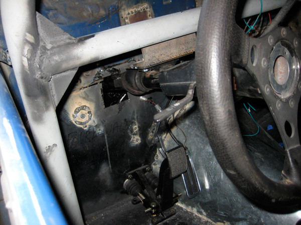 Steering wheel and pedal cluster